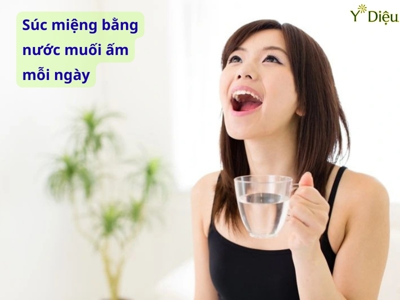 Súc miệng và súc họng bằng nước muối ấm hàng ngày